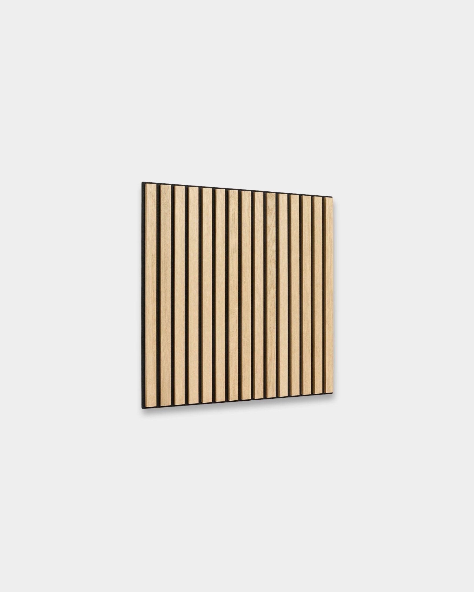 WoodUpp Akupixel Panneau acoustique en chêne classique avec feutre black, 60x60 cm, avec des lattes espacées de façon régulière et un design nordique minimaliste.